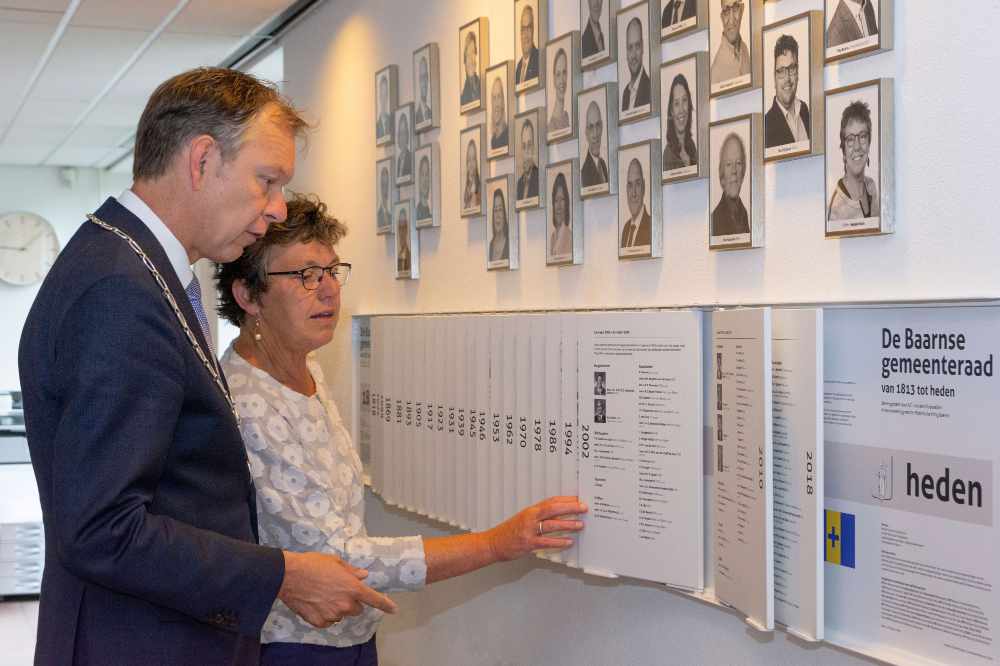 HKB2502 Burgemeester met fotos burg en raad MQ