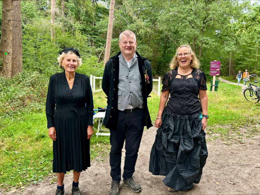 De heer en mevrouw De Bouvy bij Wolfsdreuvik (Wil Hordijk, Peter Bakker, Jose Linskens)
